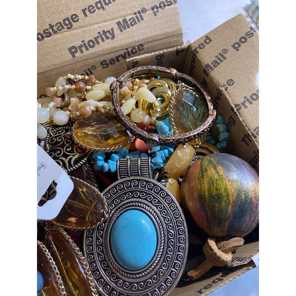 MIXED COSTUME JEWELRY LOT #8 SMALL FLAT RATE BOX 2lb4oz Wearable NOT Junk Craft - Picture 3 of 12
